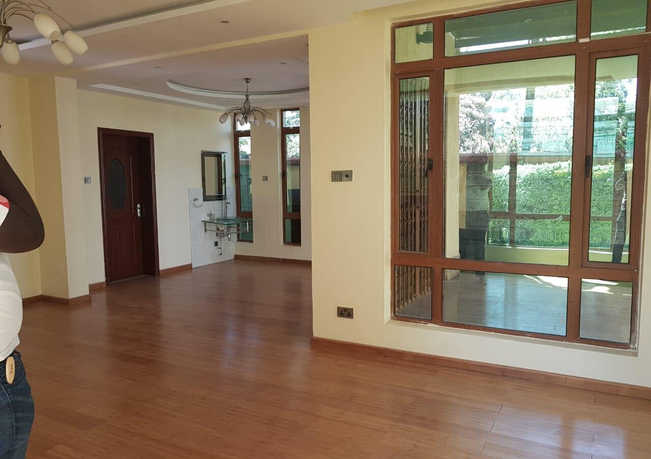 Spacious 5-Bed Townhouse with DSQ & Fitted Kitchen - Lavington