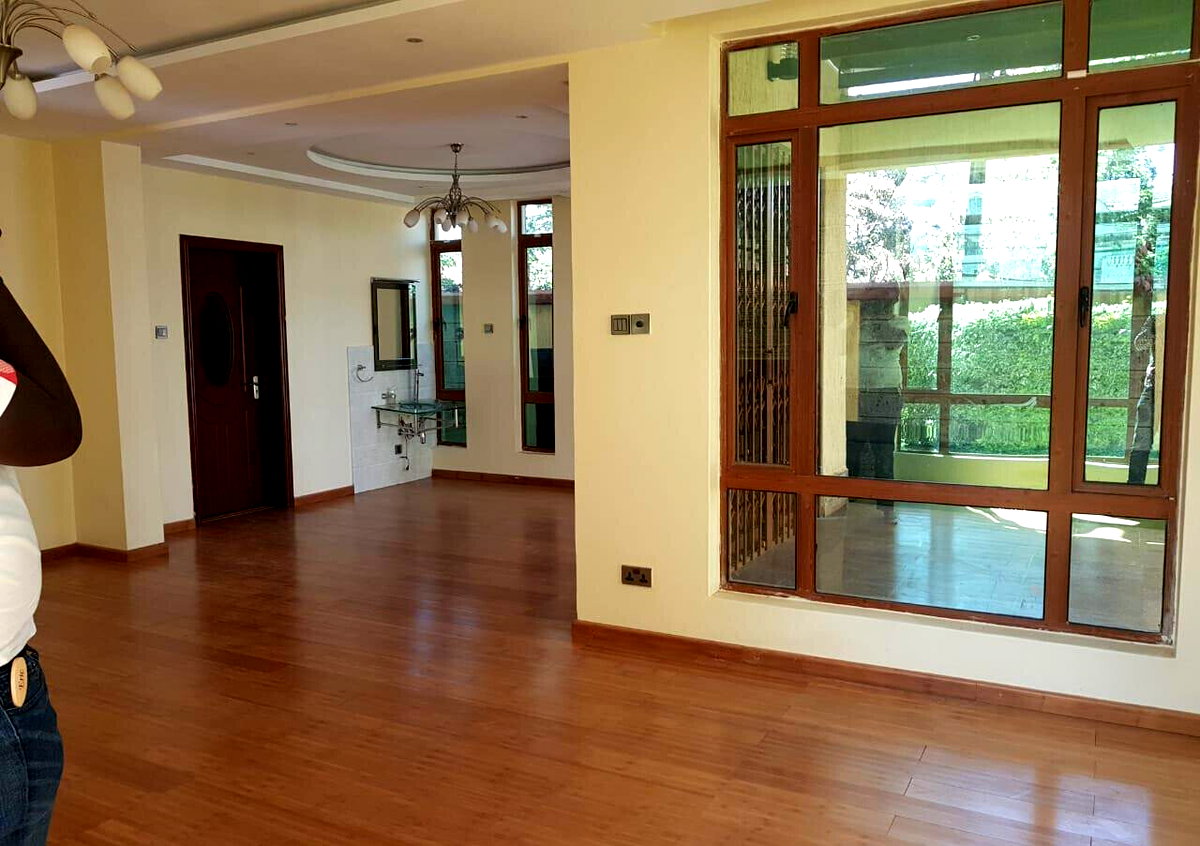 Spacious 5-Bed Townhouse with DSQ & Fitted Kitchen - Lavington