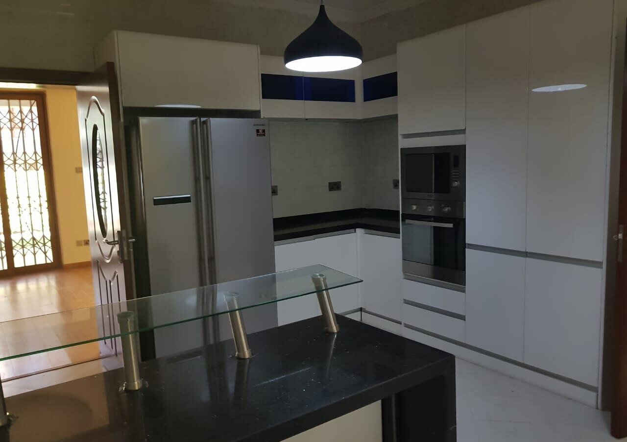 Spacious 5-Bed Townhouse with DSQ & Fitted Kitchen - Lavington