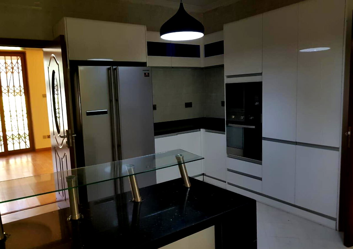 Spacious 5-Bed Townhouse with DSQ & Fitted Kitchen - Lavington