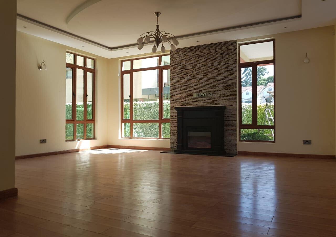 Spacious 5-Bed Townhouse with DSQ & Fitted Kitchen - Lavington