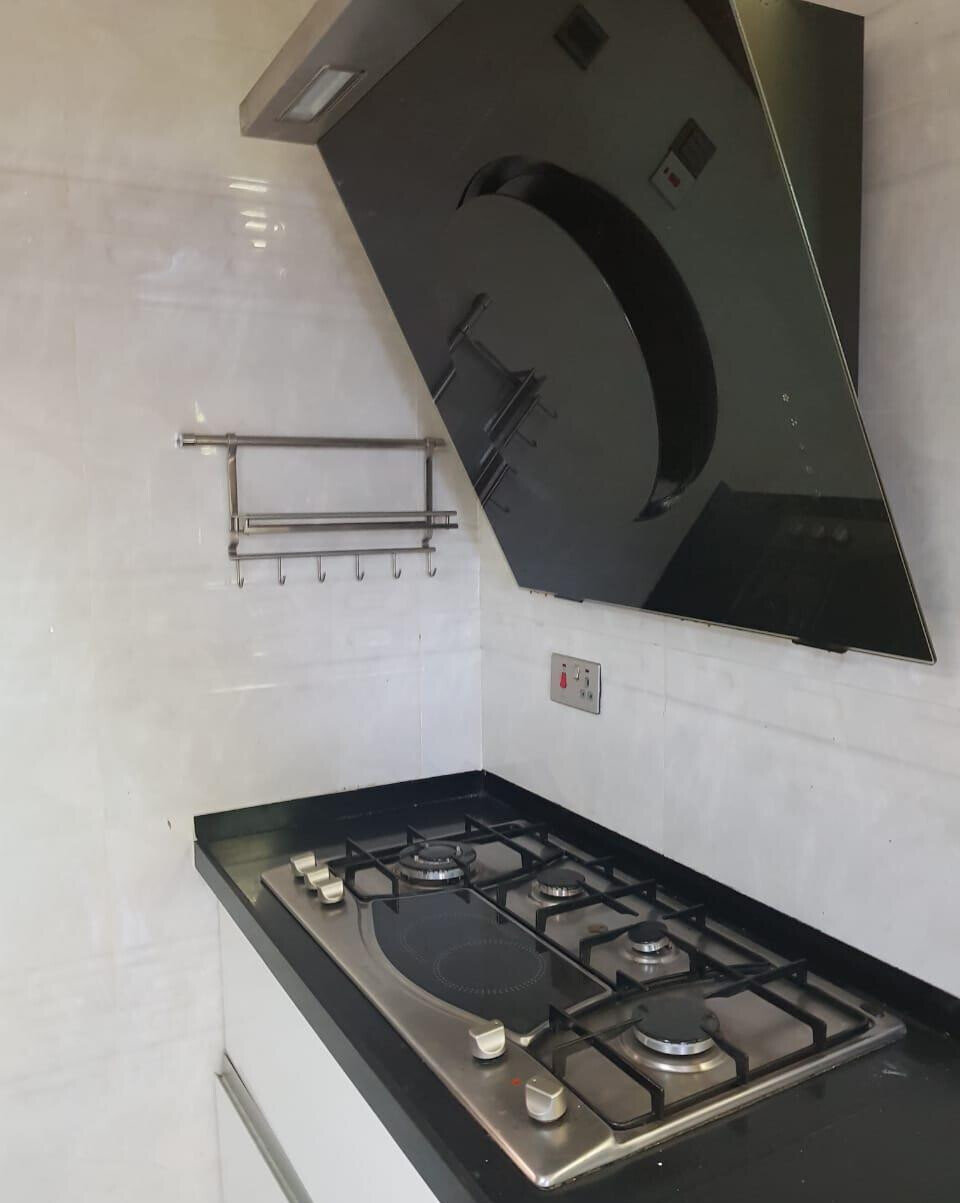 Spacious 5-Bed Townhouse with DSQ & Fitted Kitchen - Lavington