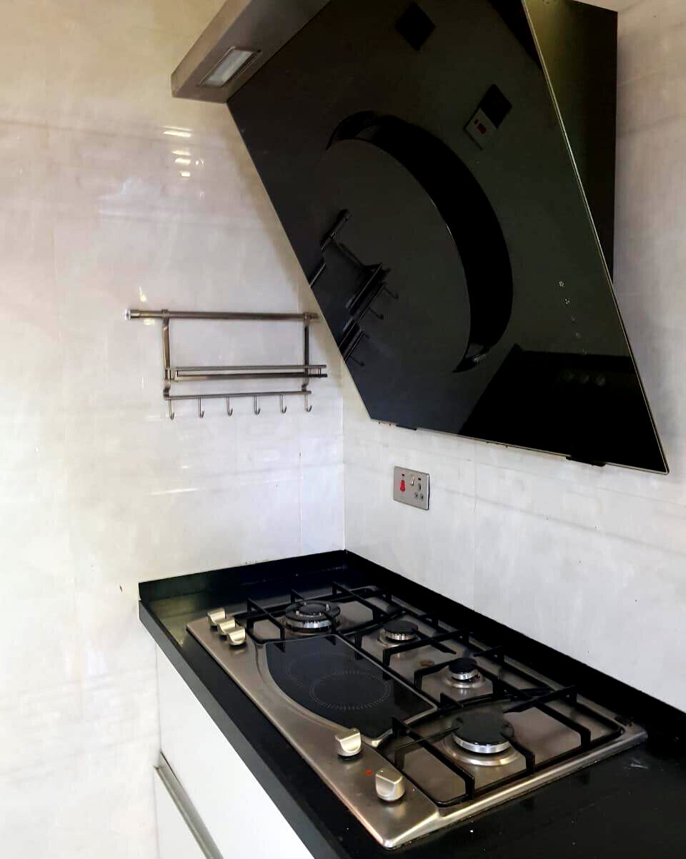 Spacious 5-Bed Townhouse with DSQ & Fitted Kitchen - Lavington