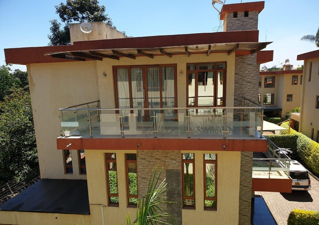 Spacious 5-Bed Townhouse with DSQ & Fitted Kitchen - Lavington