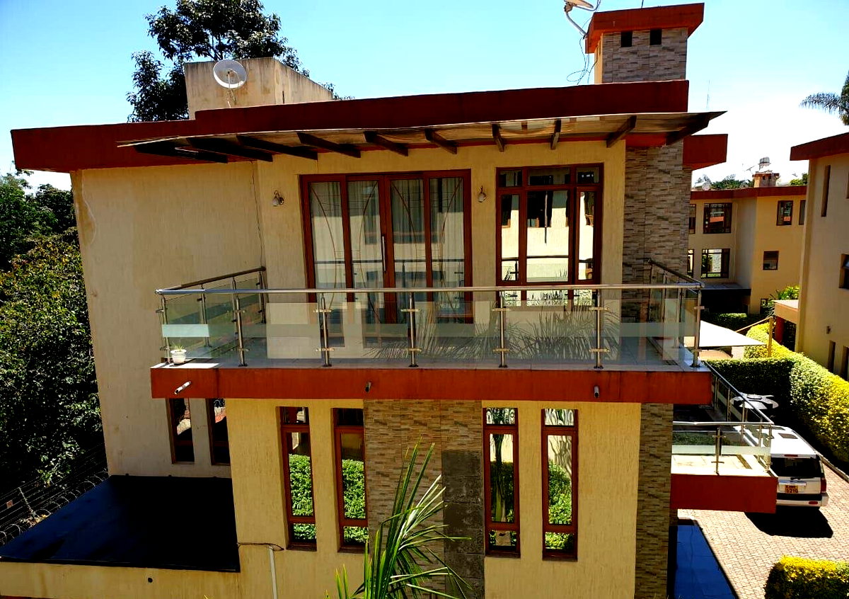 Spacious 5-Bed Townhouse with DSQ & Fitted Kitchen - Lavington