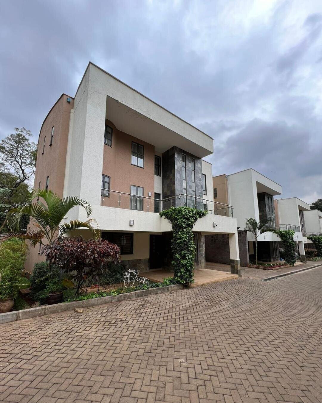 5-Bed Townhouse with DSQ & Shared Pool - Lavington