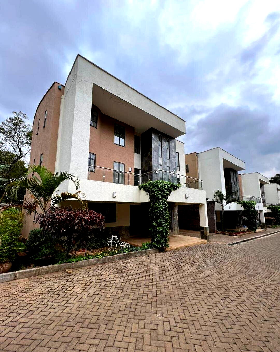 5-Bed Townhouse with DSQ & Shared Pool - Lavington