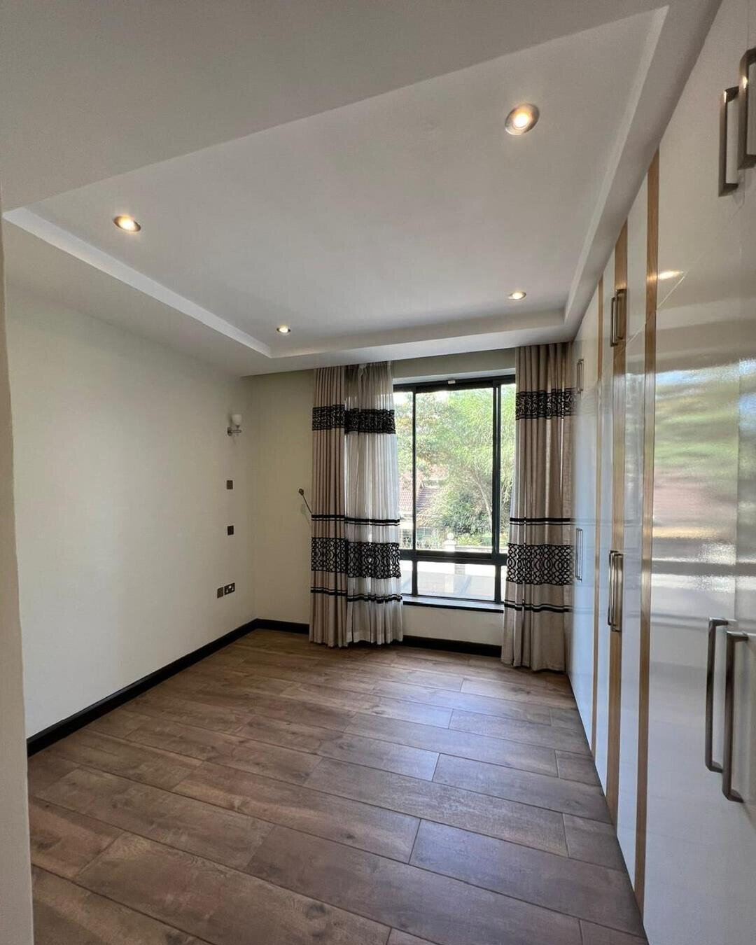 5-Bed Townhouse with DSQ & Shared Pool - Lavington