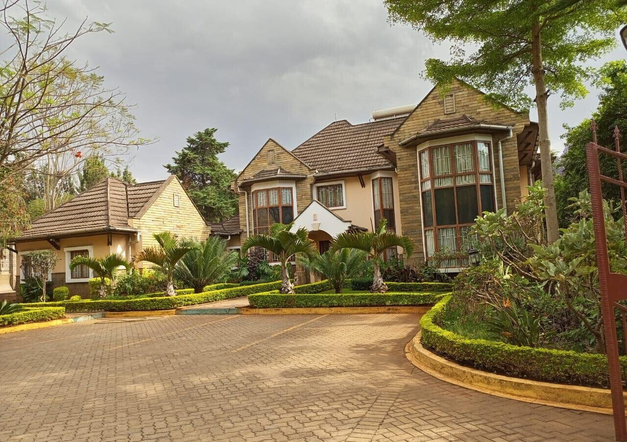 4BR Townhouse with Indoor-Outdoor Flow & SQ - Runda