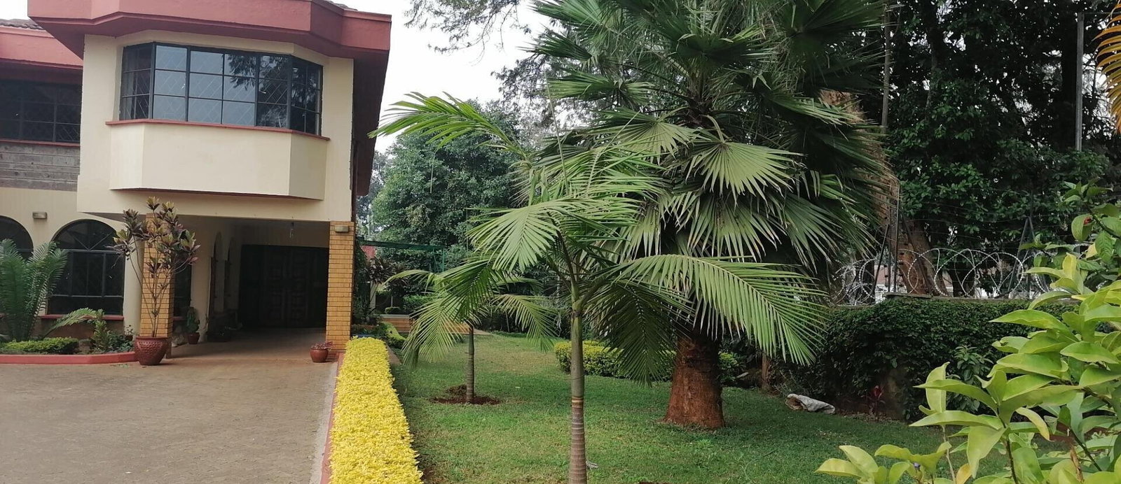 5-Ensuite Townhouse with Quarter-Acre Garden - Spring Valley