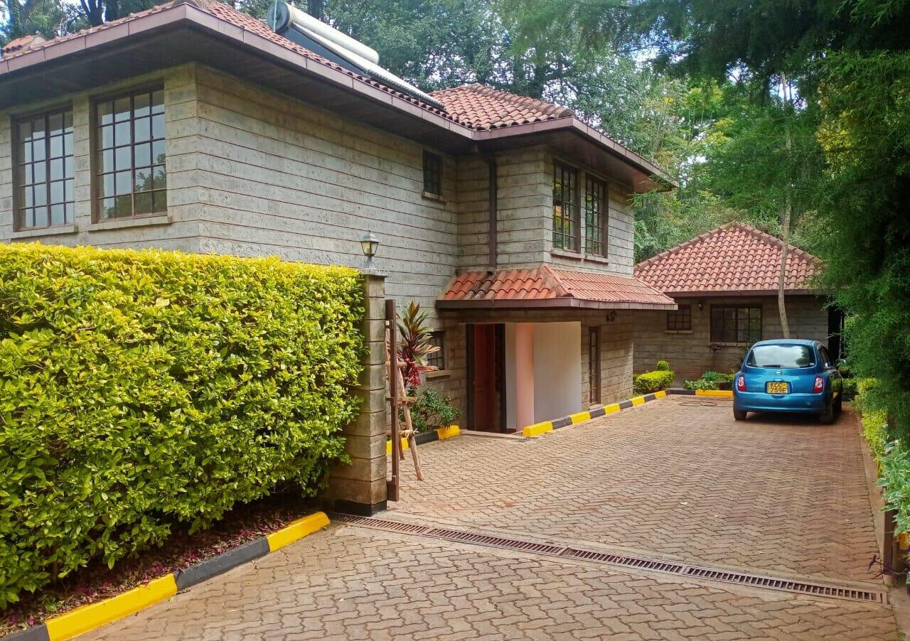 5-Ensuite Townhouse with Sunken Living Room & Fireplace - Spring Valley