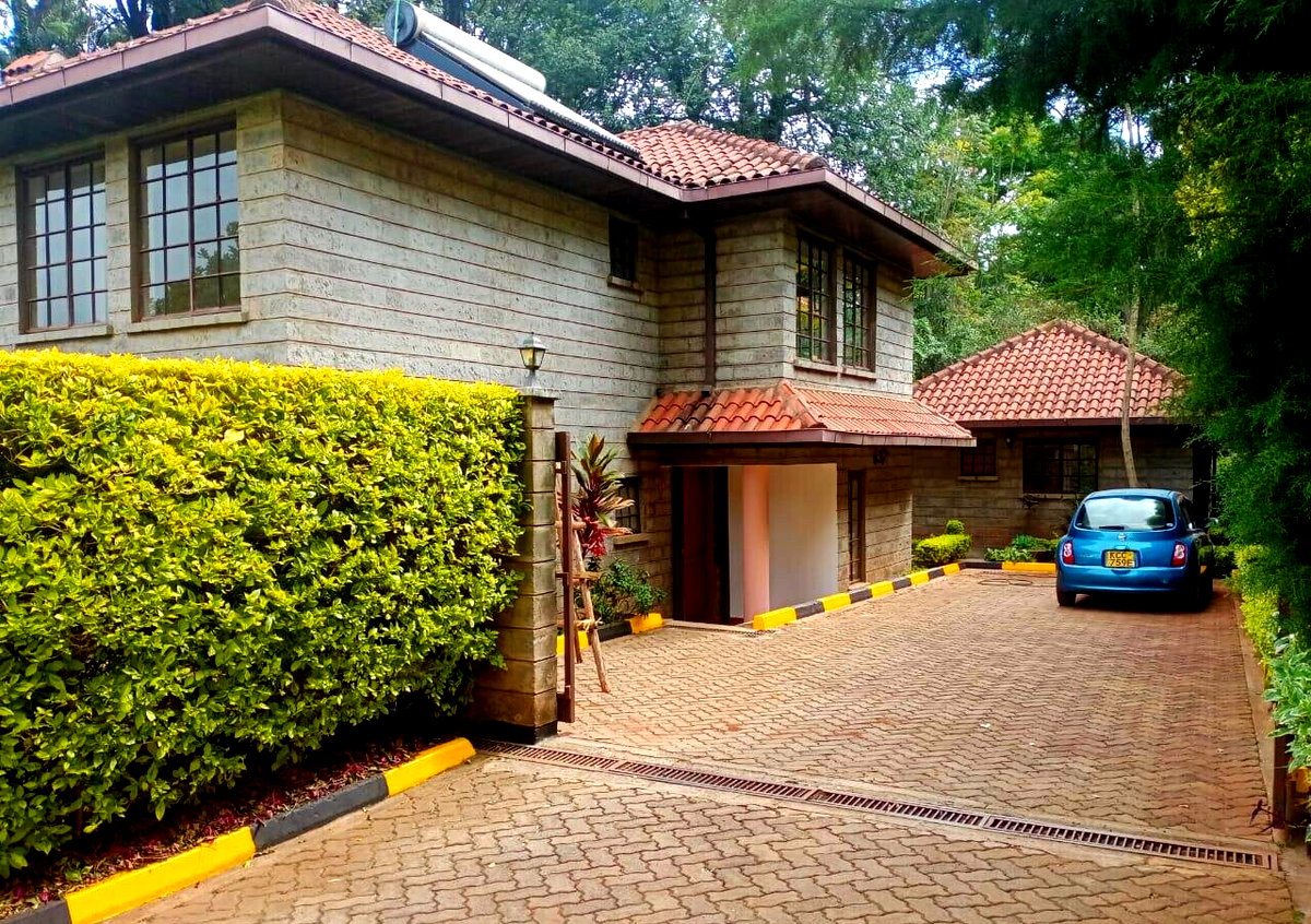 5-Ensuite Townhouse with Sunken Living Room & Fireplace - Spring Valley