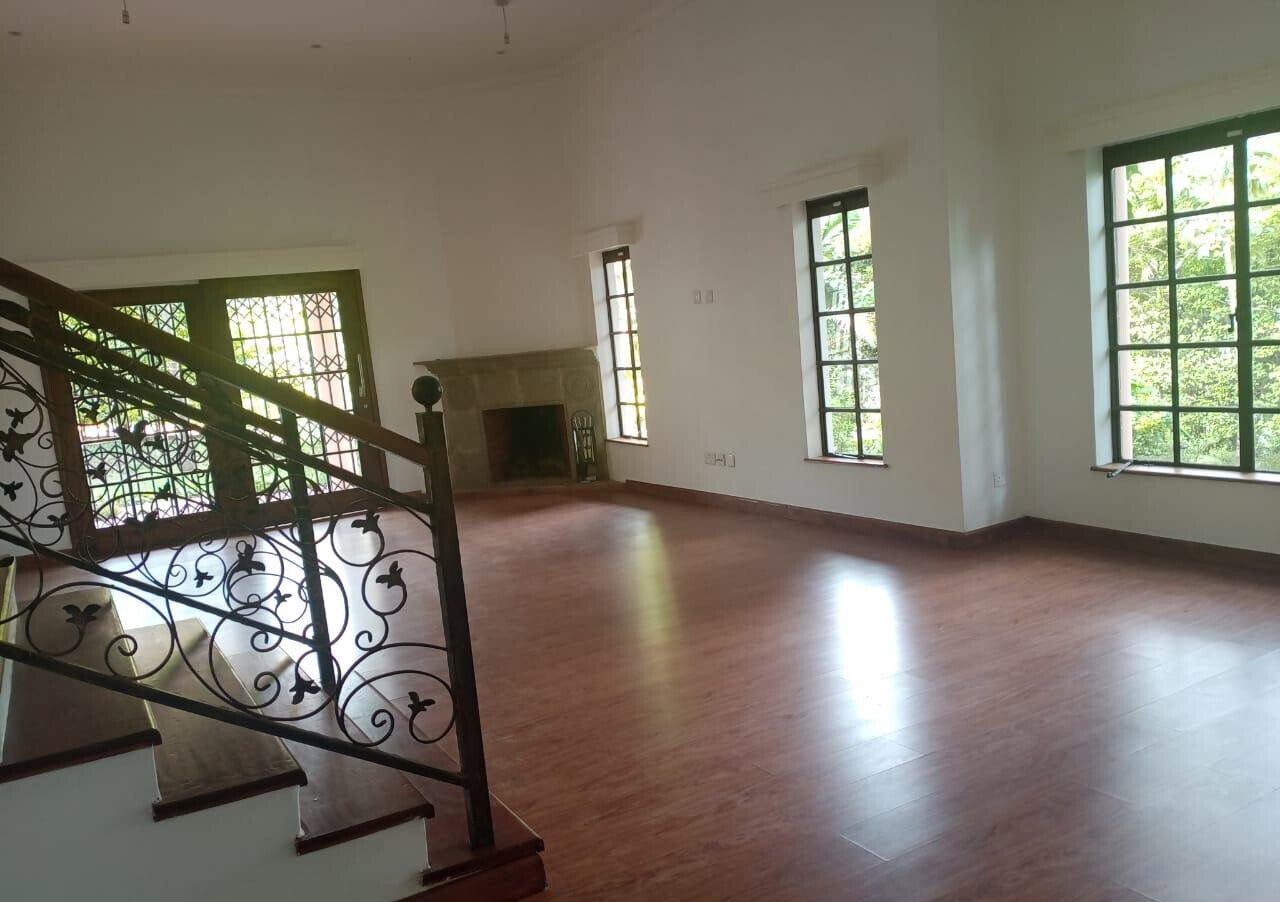 5-Ensuite Townhouse with Sunken Living Room & Fireplace - Spring Valley