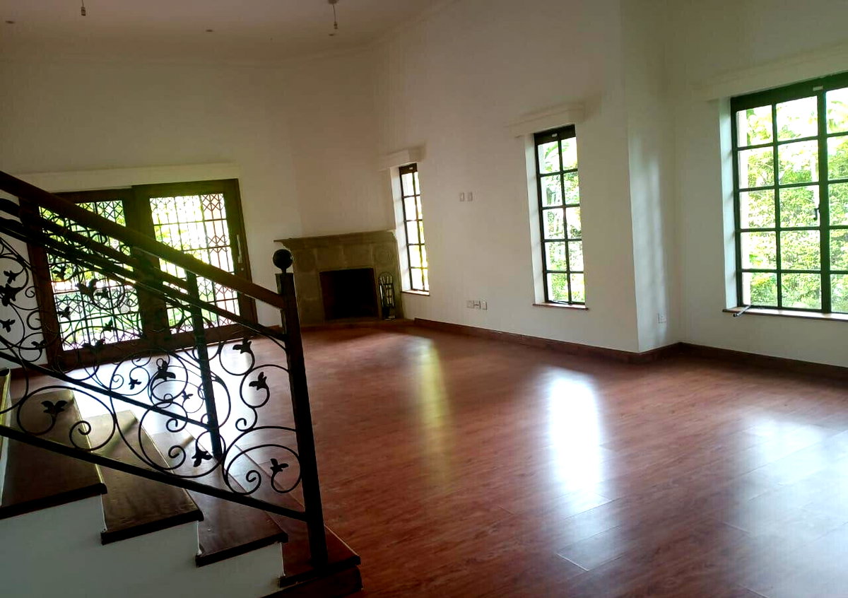 5-Ensuite Townhouse with Sunken Living Room & Fireplace - Spring Valley
