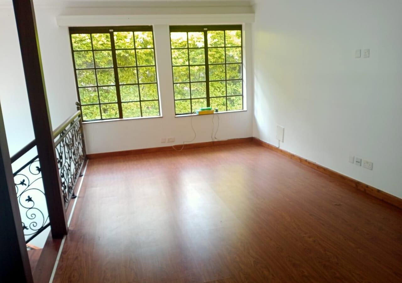 5-Ensuite Townhouse with Sunken Living Room & Fireplace - Spring Valley