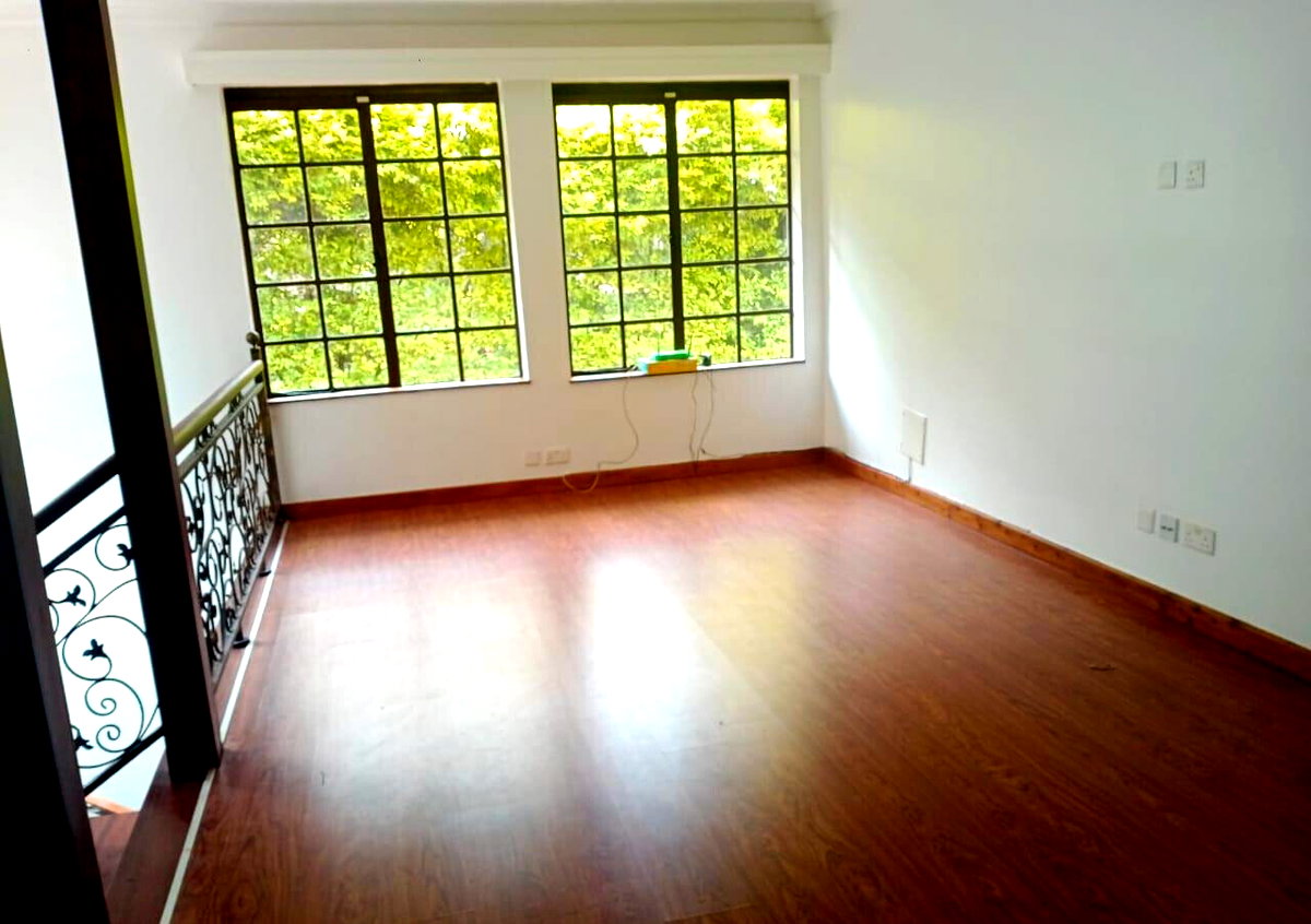 5-Ensuite Townhouse with Sunken Living Room & Fireplace - Spring Valley