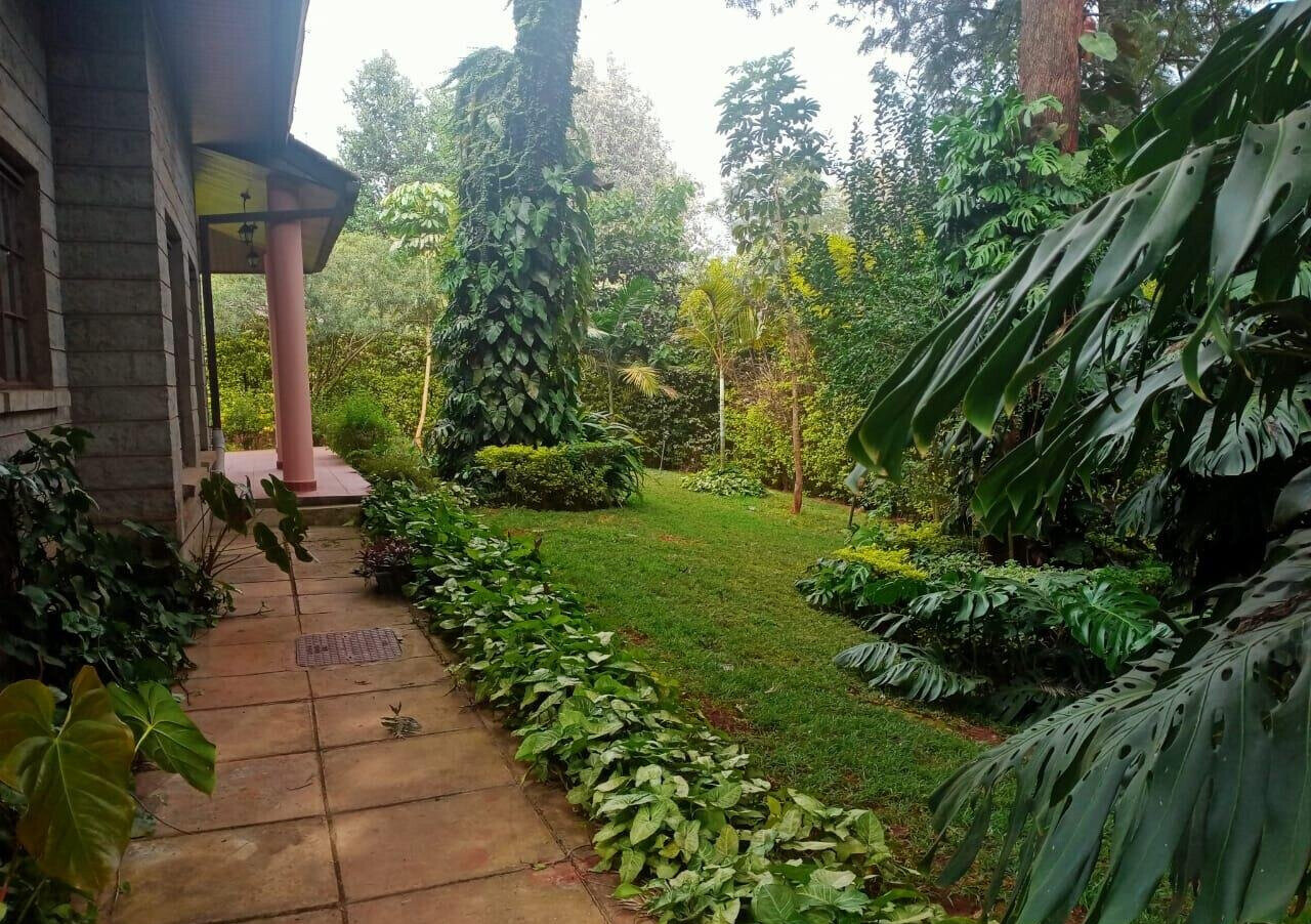5-Ensuite Townhouse with Sunken Living Room & Fireplace - Spring Valley