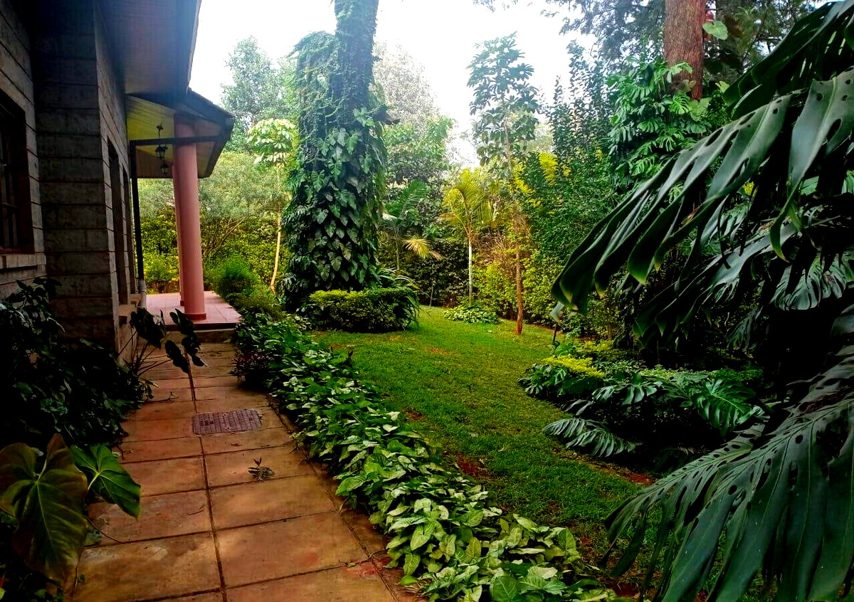 5-Ensuite Townhouse with Sunken Living Room & Fireplace - Spring Valley