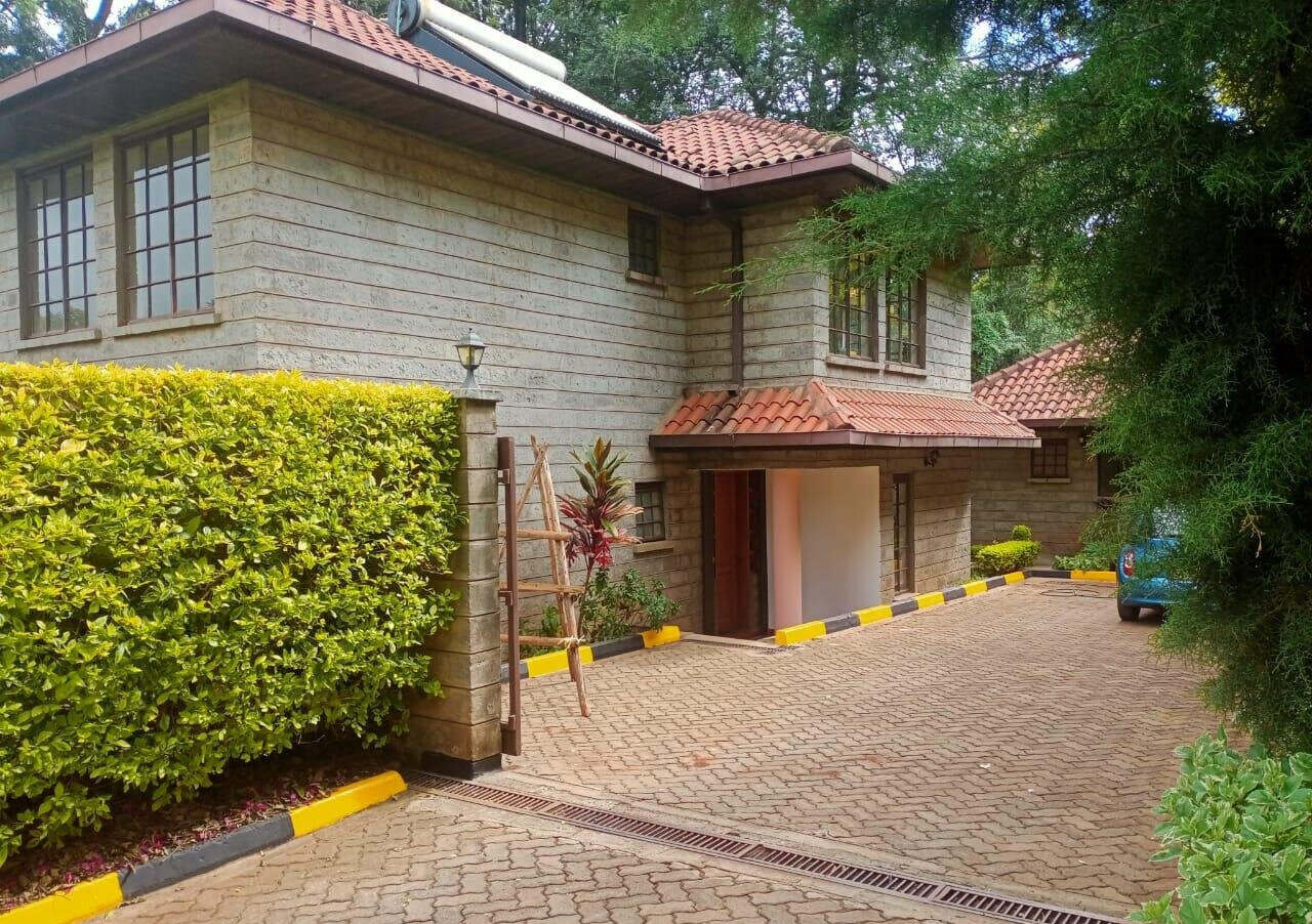 5-Ensuite Townhouse with Sunken Living Room & Fireplace - Spring Valley