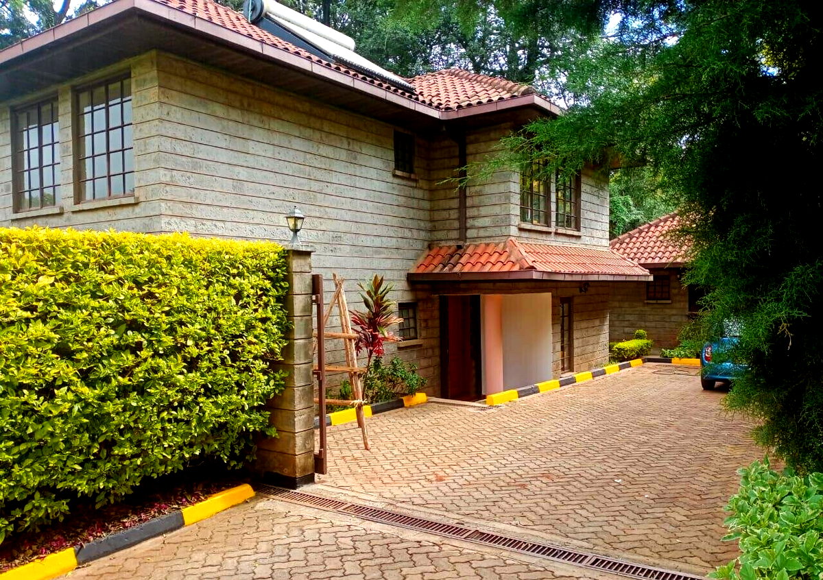 5-Ensuite Townhouse with Sunken Living Room & Fireplace - Spring Valley