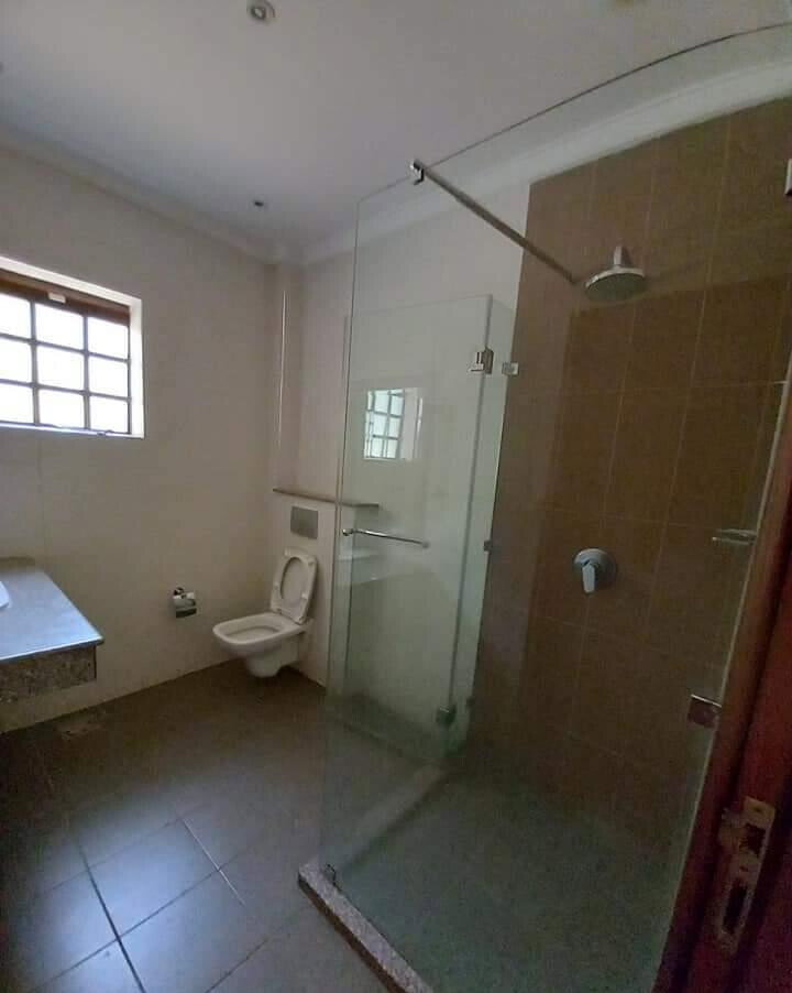 5-Ensuite Townhouse with Sunken Living Room & Fireplace - Spring Valley