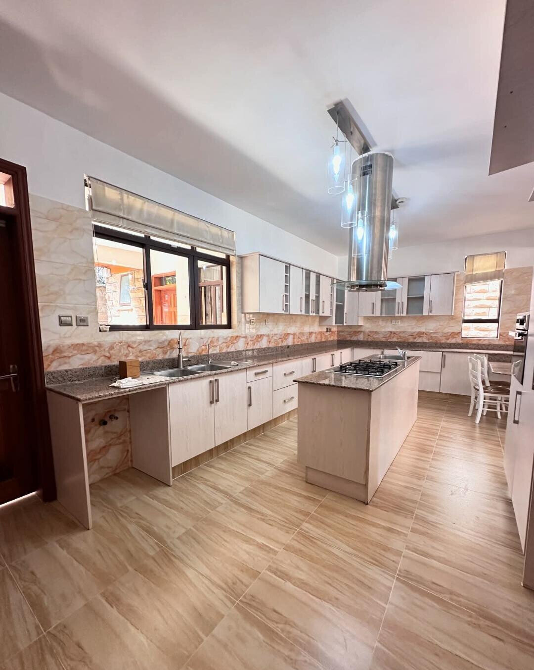 5BR Corner Townhouse with Jacuzzi & DSQ - Lavington