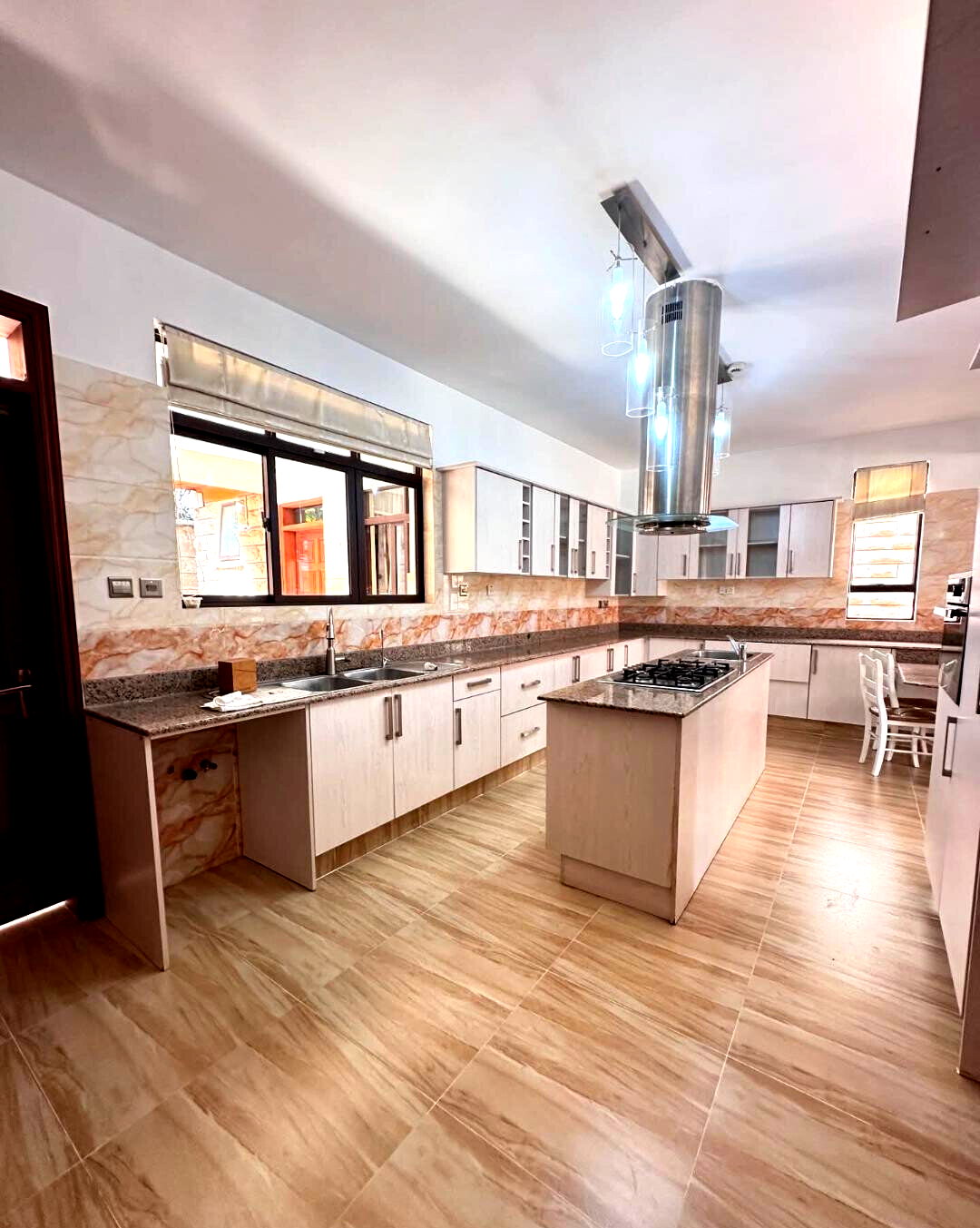 5BR Corner Townhouse with Jacuzzi & DSQ - Lavington