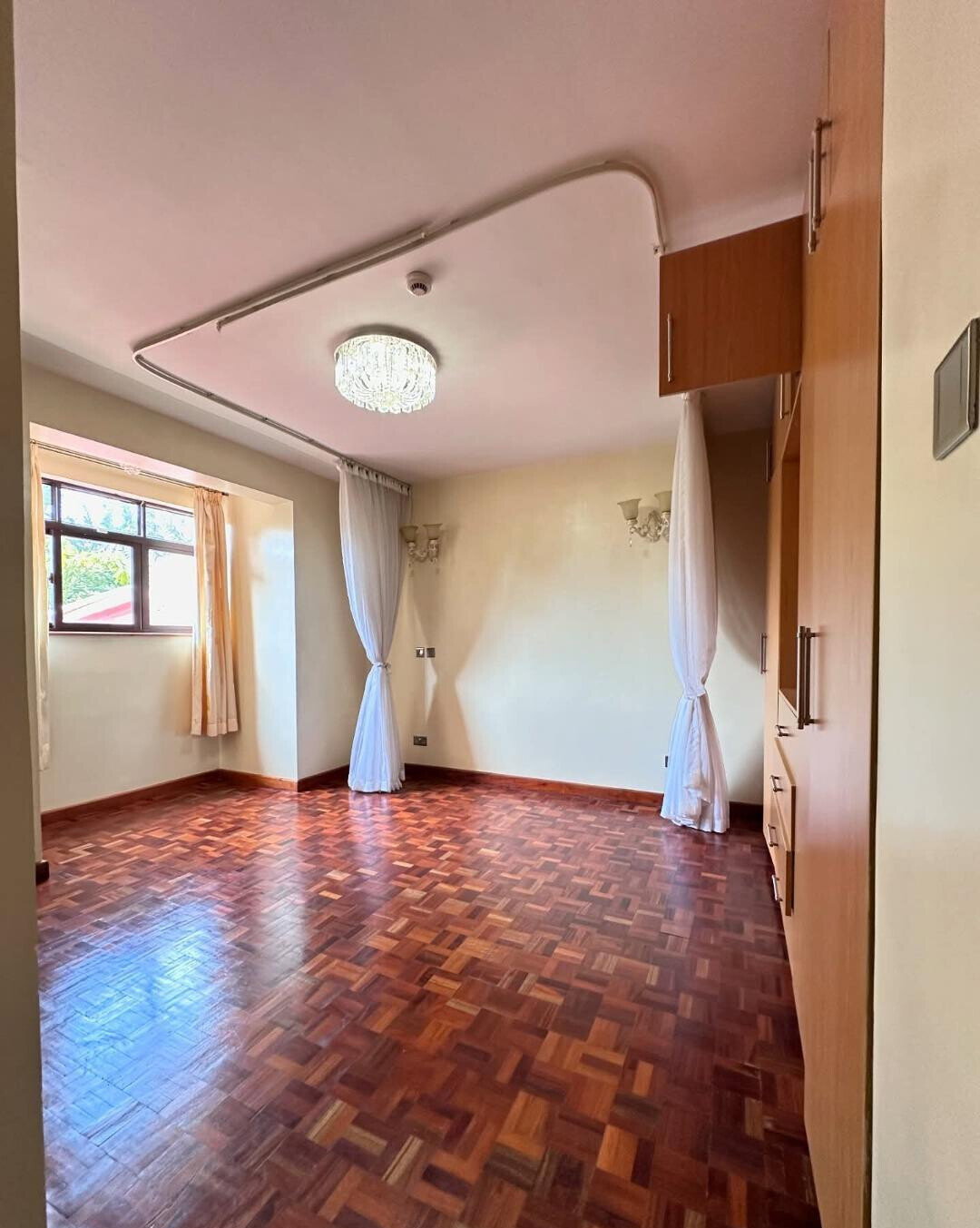 5BR Corner Townhouse with Jacuzzi & DSQ - Lavington