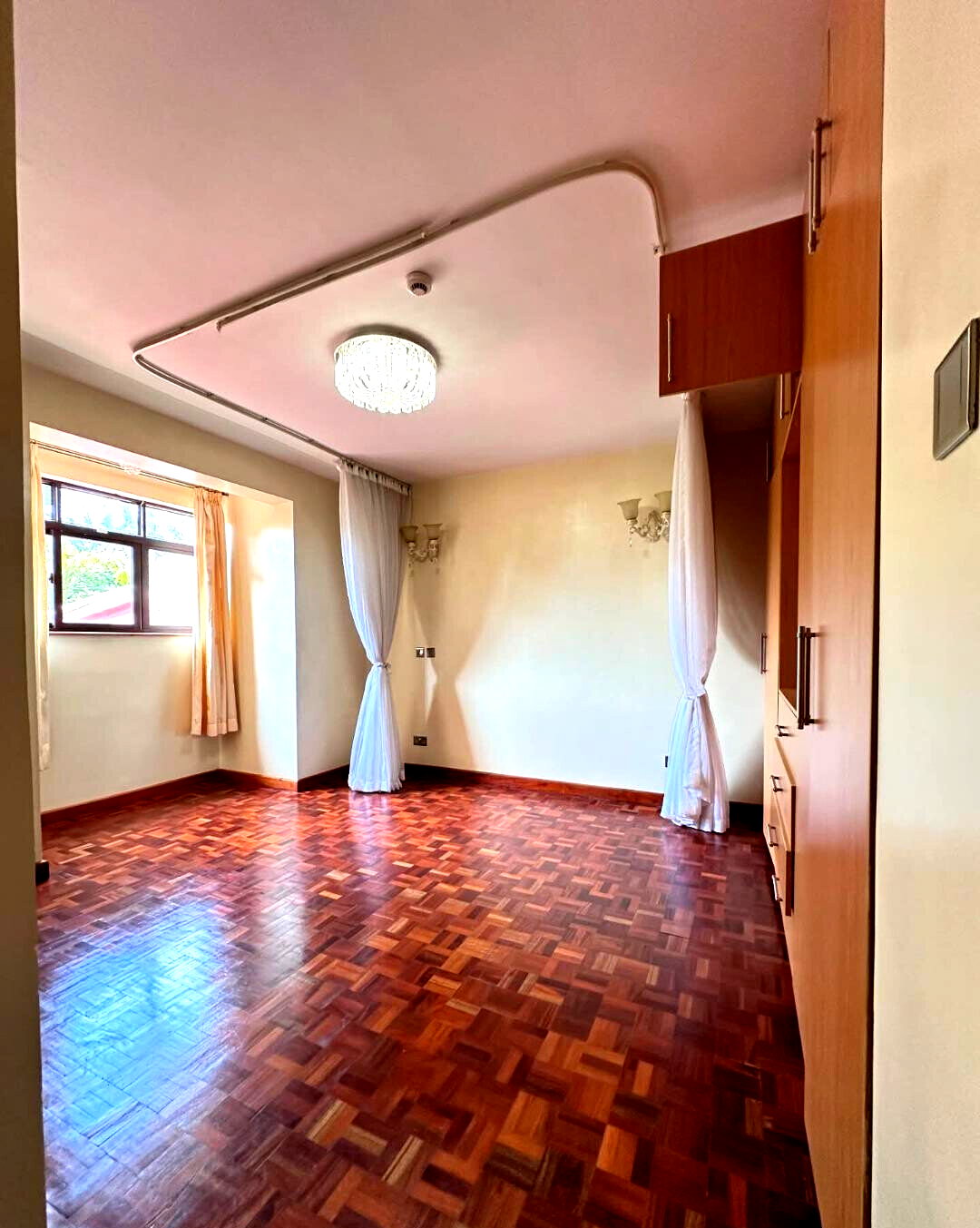 5BR Corner Townhouse with Jacuzzi & DSQ - Lavington