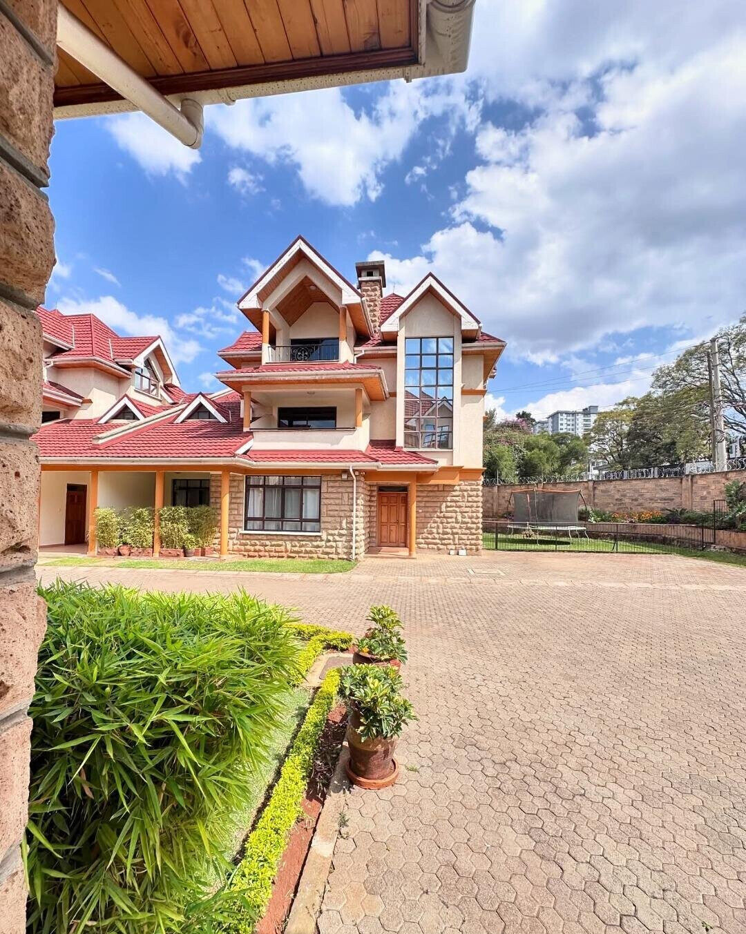 5BR Corner Townhouse with Jacuzzi & DSQ - Lavington