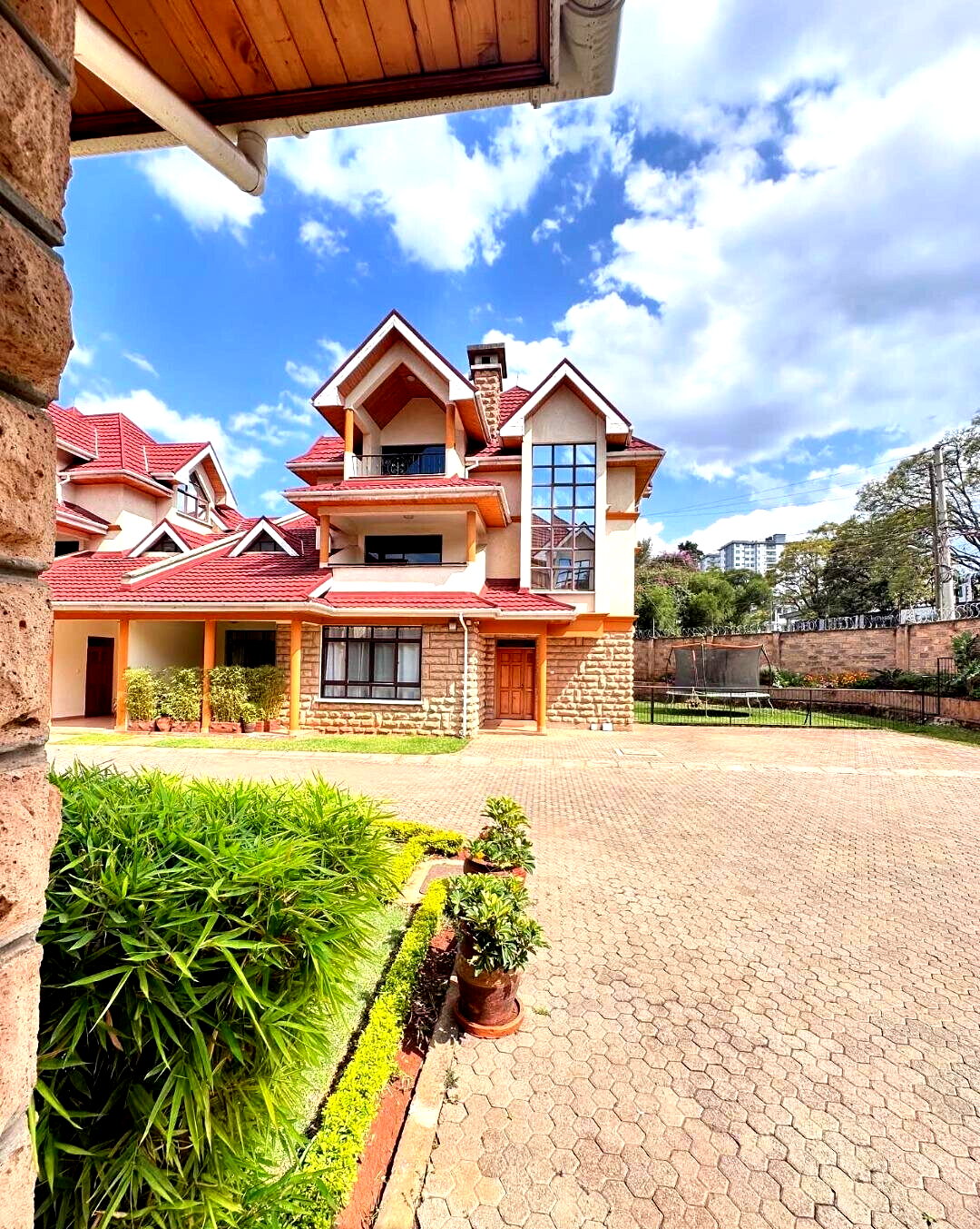 5BR Corner Townhouse with Jacuzzi & DSQ - Lavington