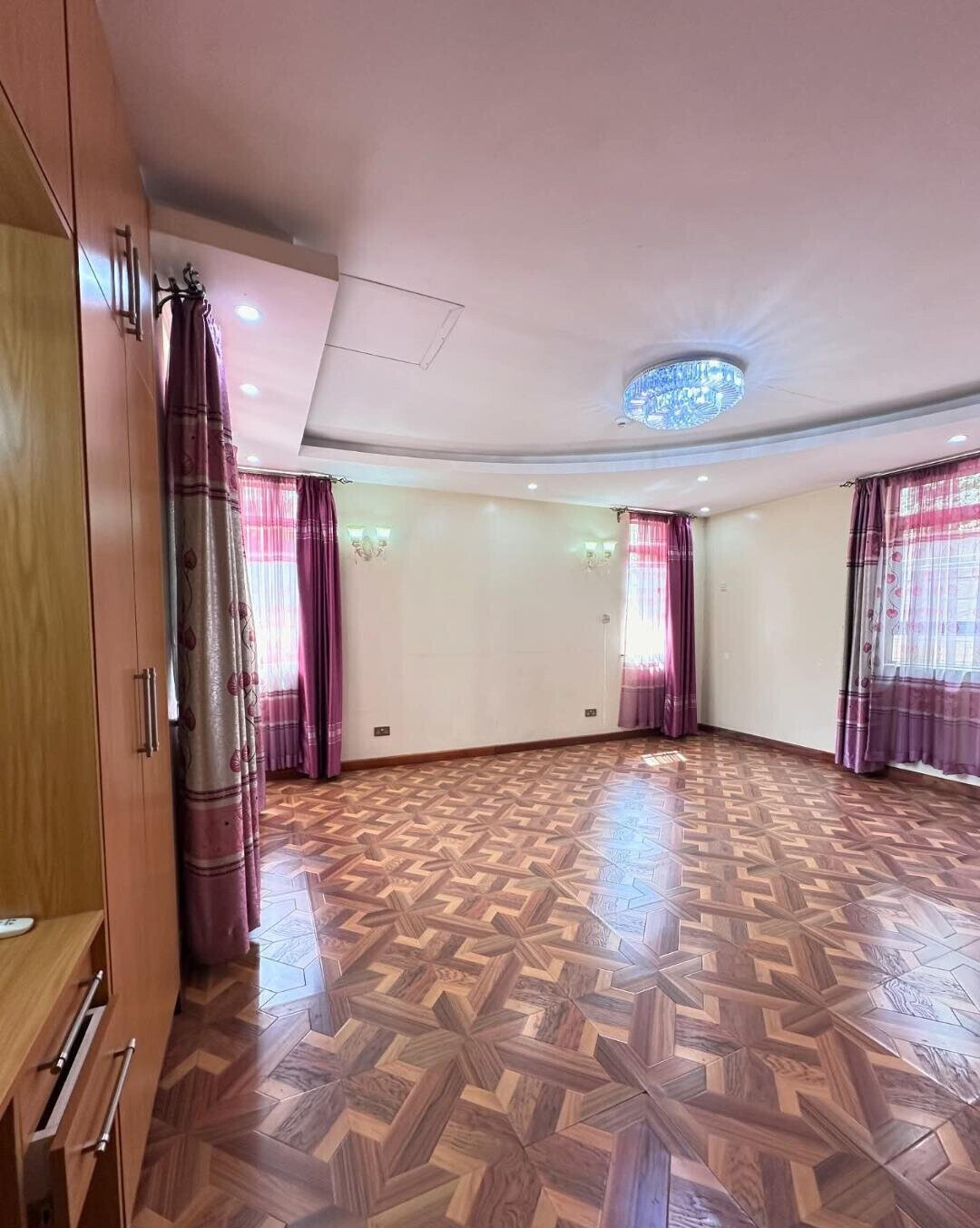 5BR Corner Townhouse with Jacuzzi & DSQ - Lavington
