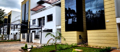 6-Bedroom Townhouse with DSQ & Private Garden - Lavington
