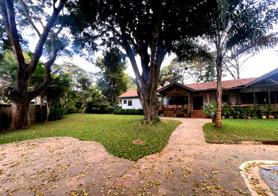 0.9 Acre Lavington Gem with Garden
