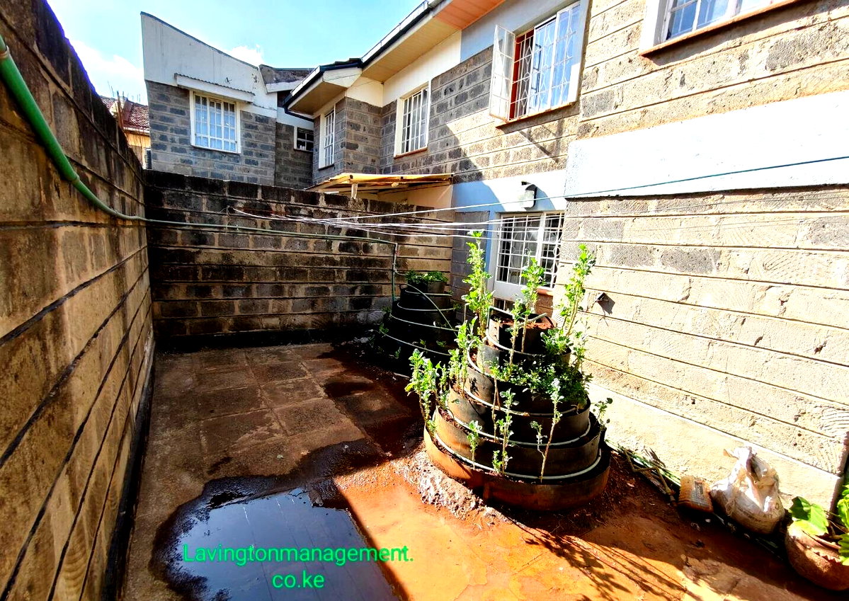 3BR Townhouse with Sprawling Garden & Solar - Lavington
