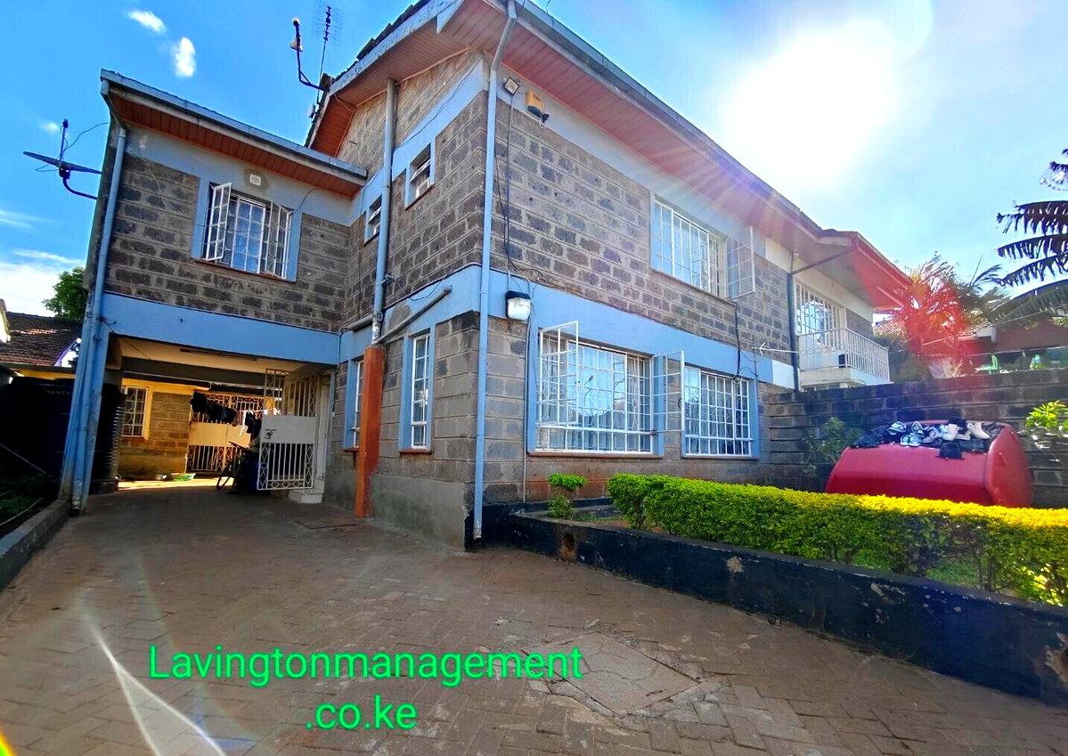 3BR Townhouse with Sprawling Garden & Solar - Lavington