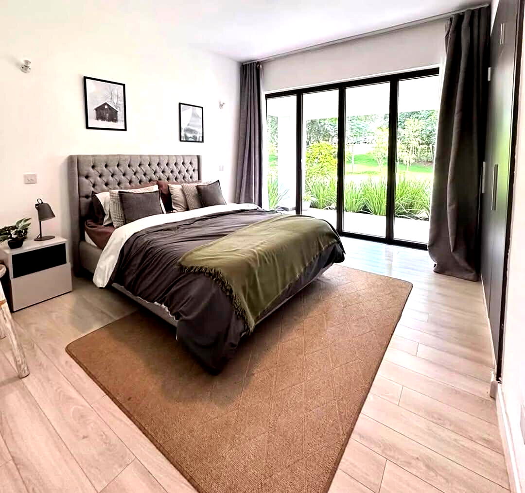 Sunken Lounge Townhouse with Fireplace & DSQ – Karen Ololua