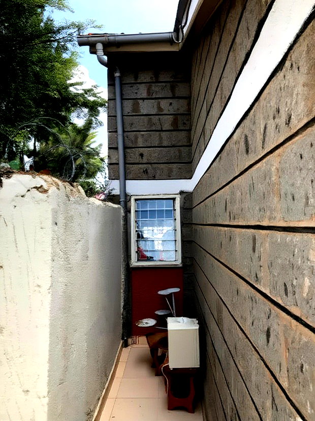 3bdrm Bungalow in Komarock for sale