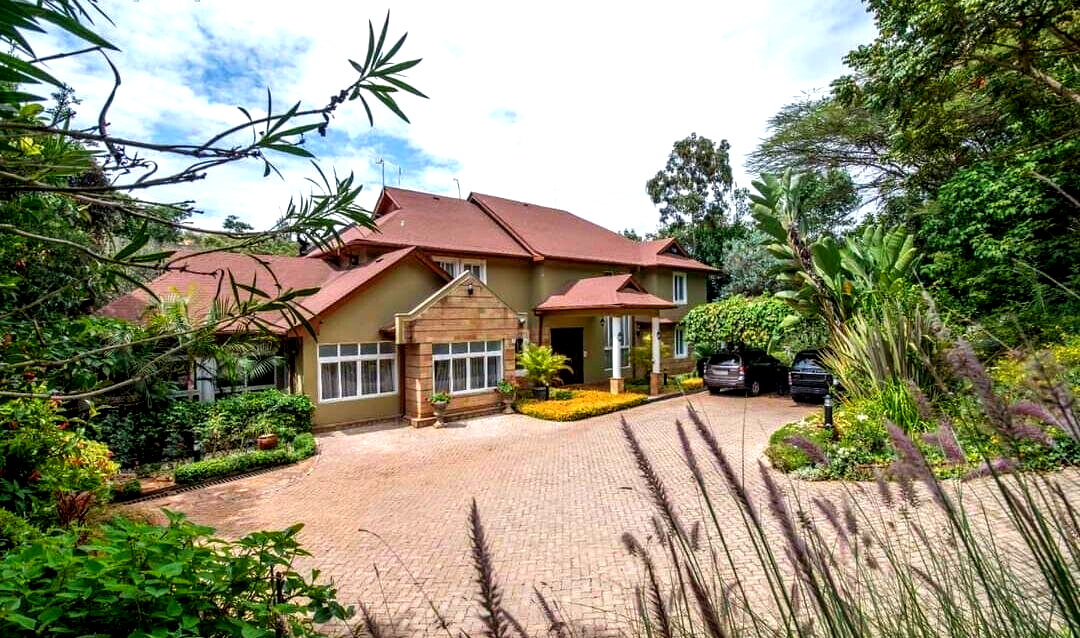 5-Ensuite Townhouse on Full Acre with Tennis Court – Hardy, Karen