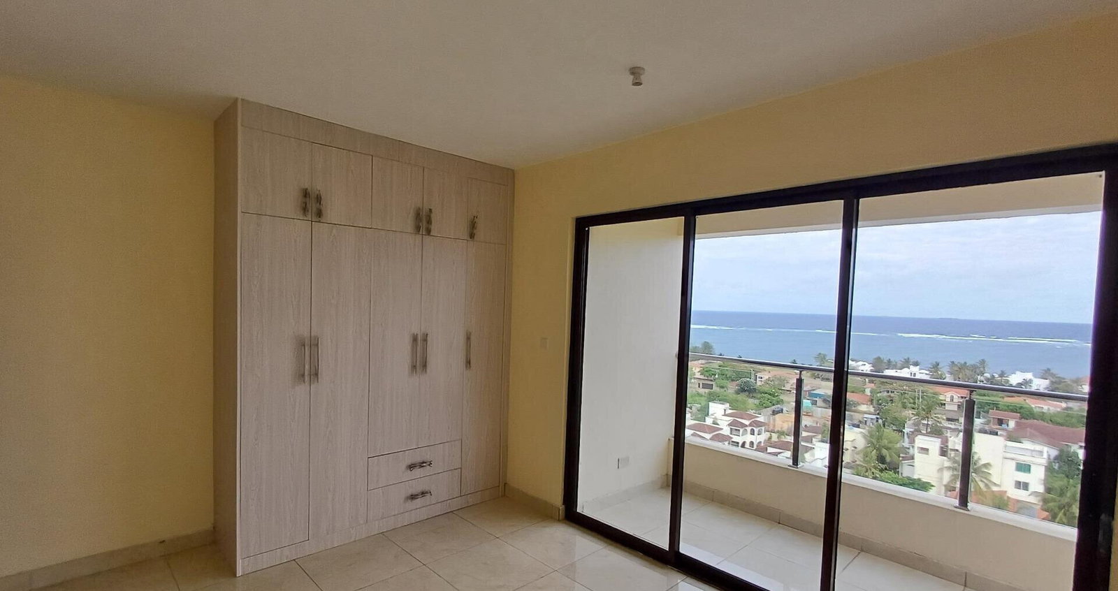 Sea View 3BR with DSQ, Gym & Pool Access - Nyali