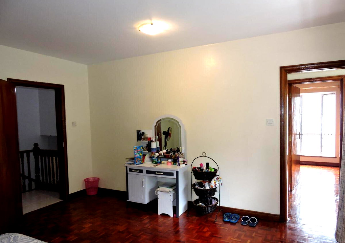 4BR Townhouse with DSQ on Shanzu Road - Spring Valley