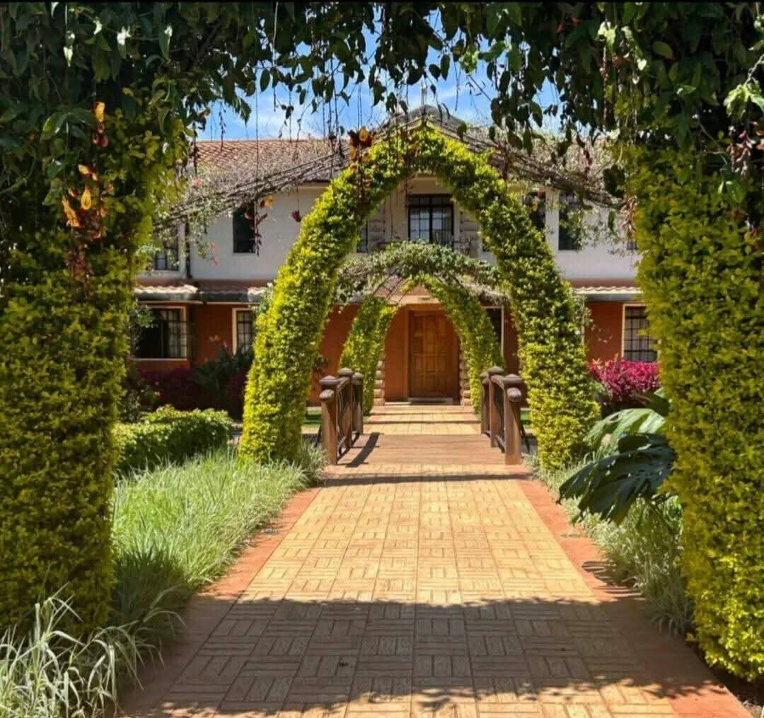 5-Bed Townhouse with Guest Cottage & Golf Course Views – Karen