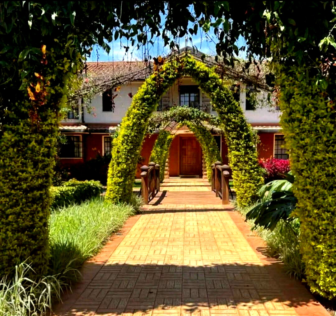 5-Bed Townhouse with Guest Cottage & Golf Course Views – Karen
