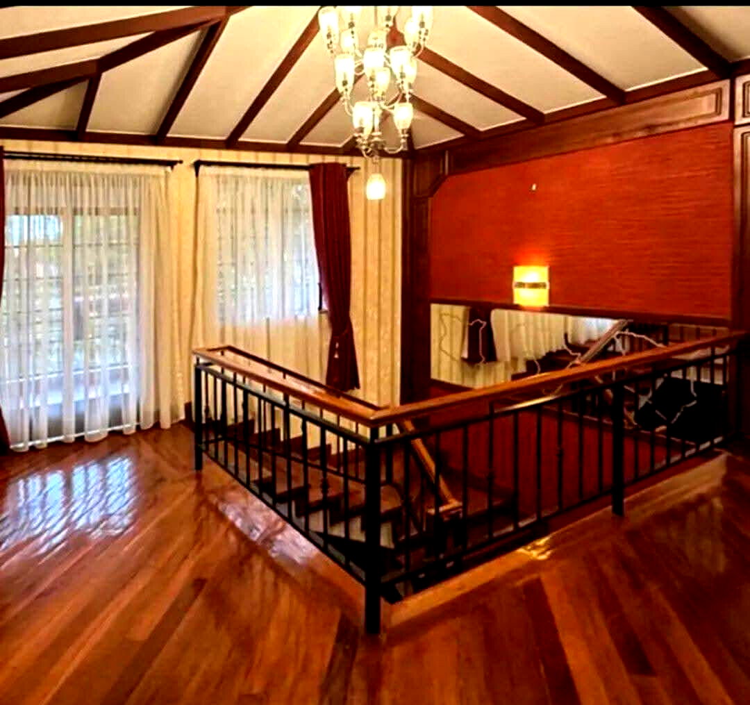 5-Bed Townhouse with Guest Cottage & Golf Course Views – Karen