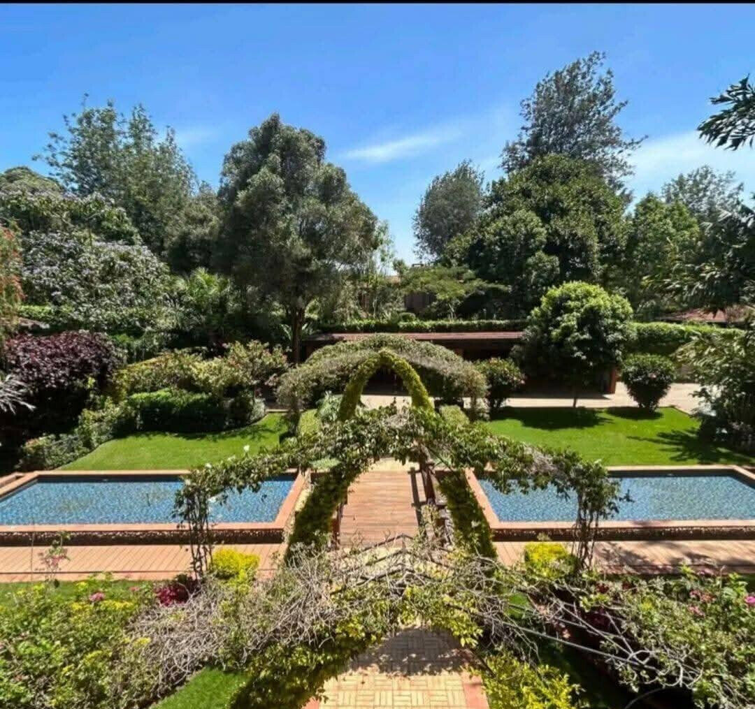 5-Bed Townhouse with Guest Cottage & Golf Course Views – Karen