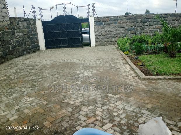 3bdrm Bungalow in Verovian, Menengai West for sale