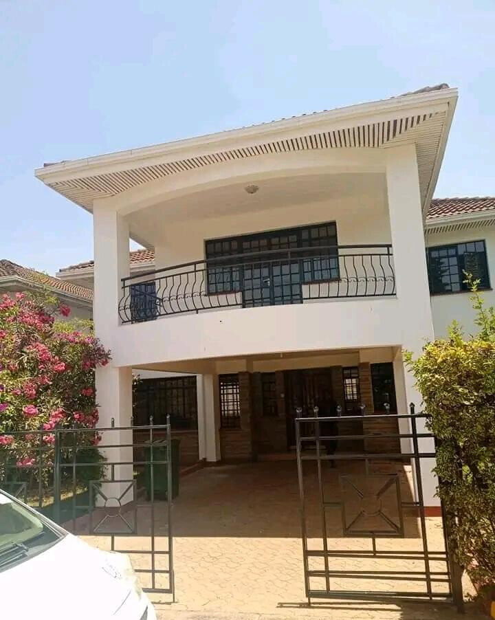 4-Ensuite Townhouse with Solar & Pool - Off Brookside Drive