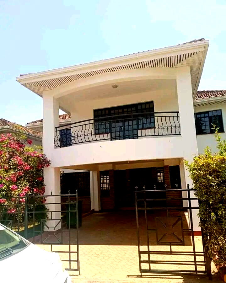 4-Ensuite Townhouse with Solar & Pool - Off Brookside Drive