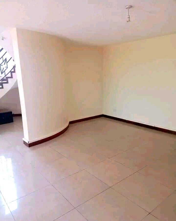 4-Ensuite Townhouse with Solar & Pool - Off Brookside Drive