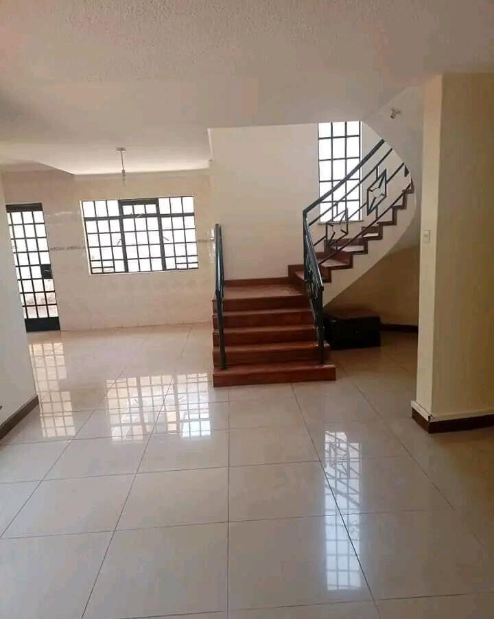 4-Ensuite Townhouse with Solar & Pool - Off Brookside Drive